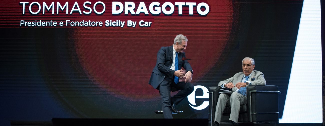 Tommaso Dragotto, di Sicily by car,sul palco di etour con Piero Muscari
